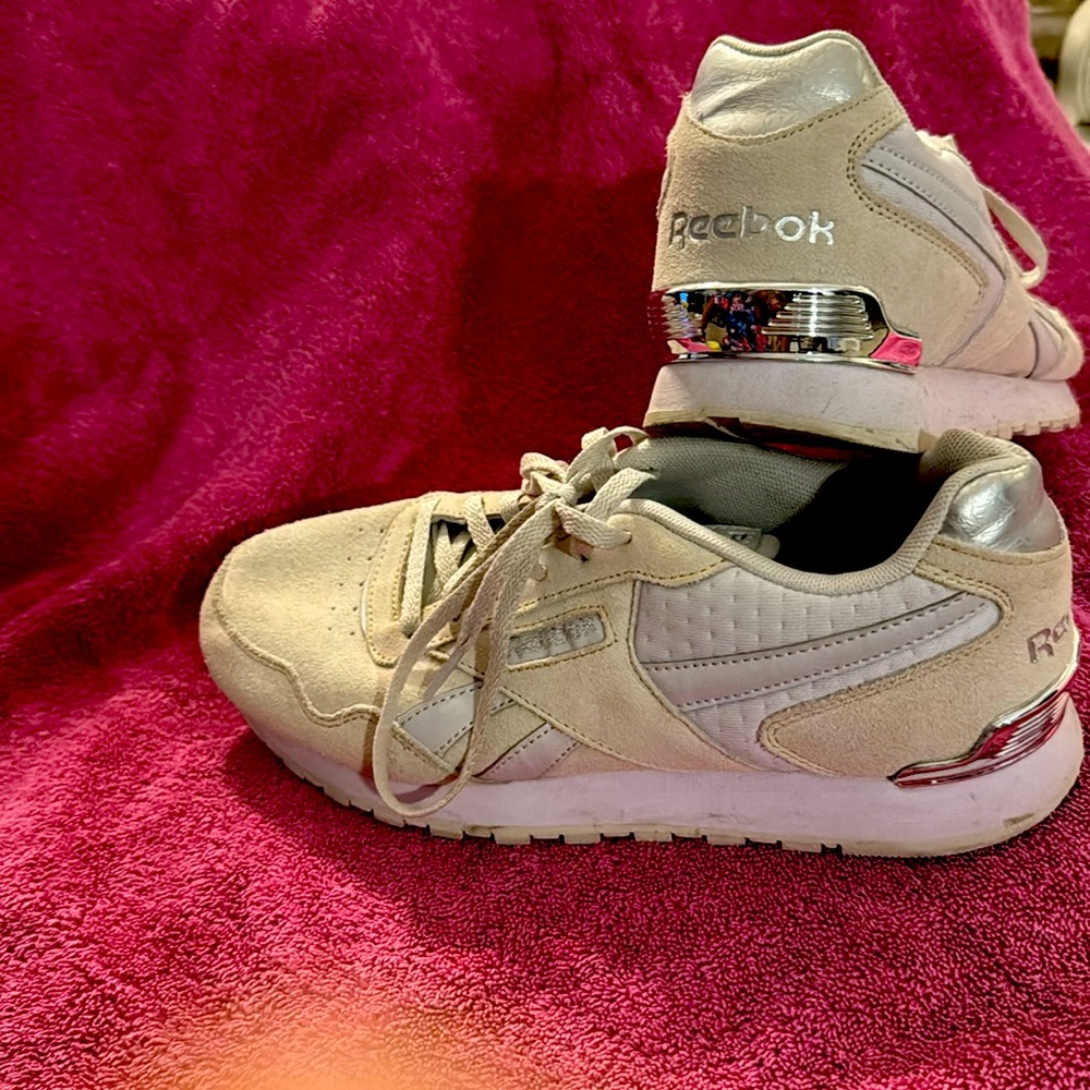 Reebok white and off white suede shoe